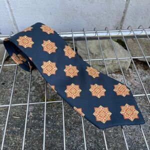 Vintage Saks Fifth Avenue 100% Italy All Silk Mens Neck Tie Navy Patterned